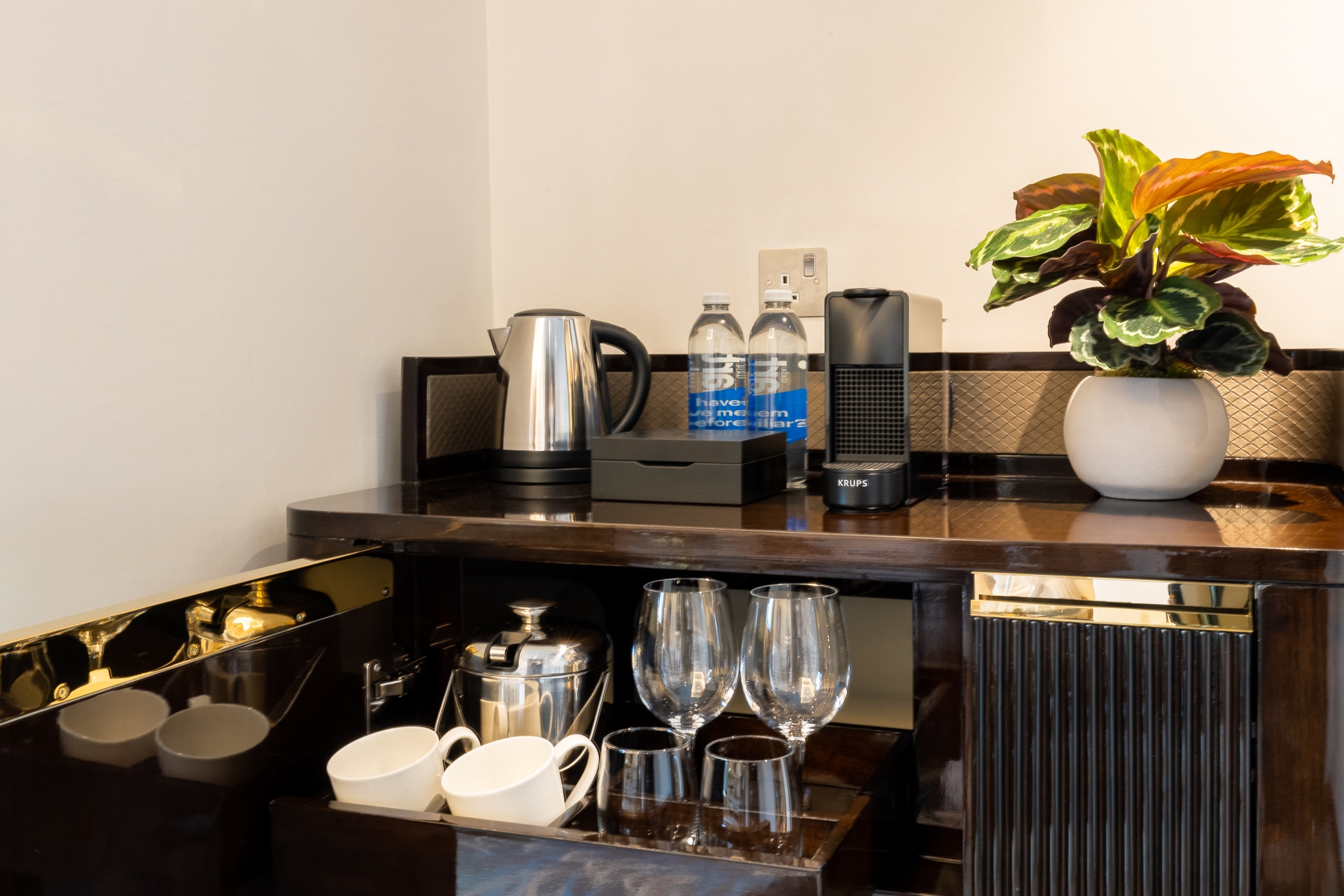 Breakfast Area with Coffee, Tea